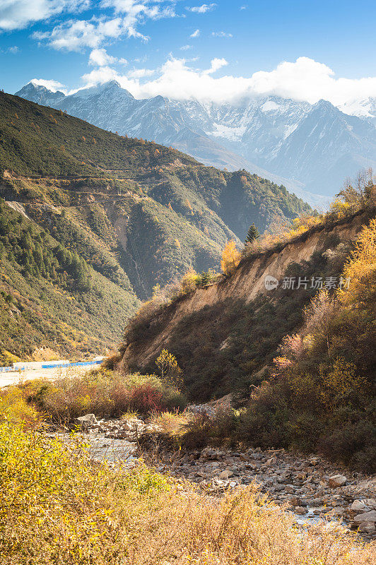 五彩缤纷的自然景观，亚丁/香格里拉山的秋天，中国，西藏